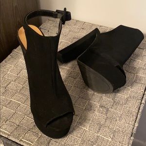 Black blocked heel open toed shoes
